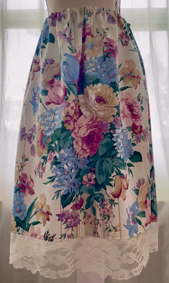 Upcycled vintage floral cotton skirt featuring delicate lace trim at the hem by slow fashion brand HELENA.